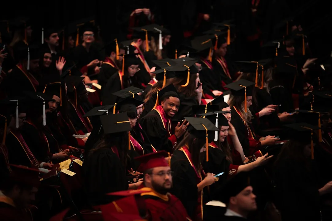 Florida students boo graduation speaker who called AI ‘next Industrial Revolution’ - The Guardian
