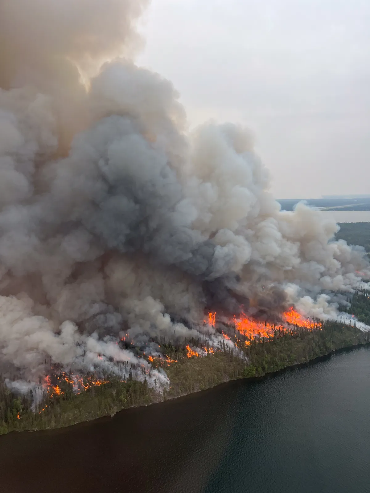 More than 800 Canadian wildfires burning as air quality alerts extend to US